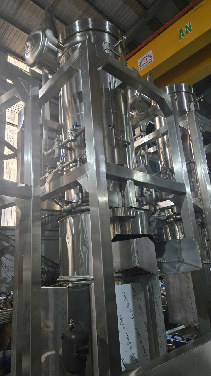 Hệ thống bình và van HP Valves inox lắp đặt trên khung đỡ tại nhà xưởng