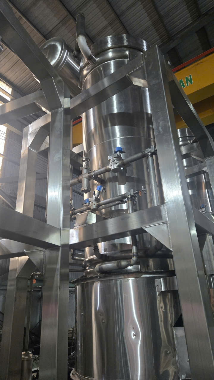 Cụm van HP Valves inox lắp đặt trên bình chứa tại nhà xưởng
