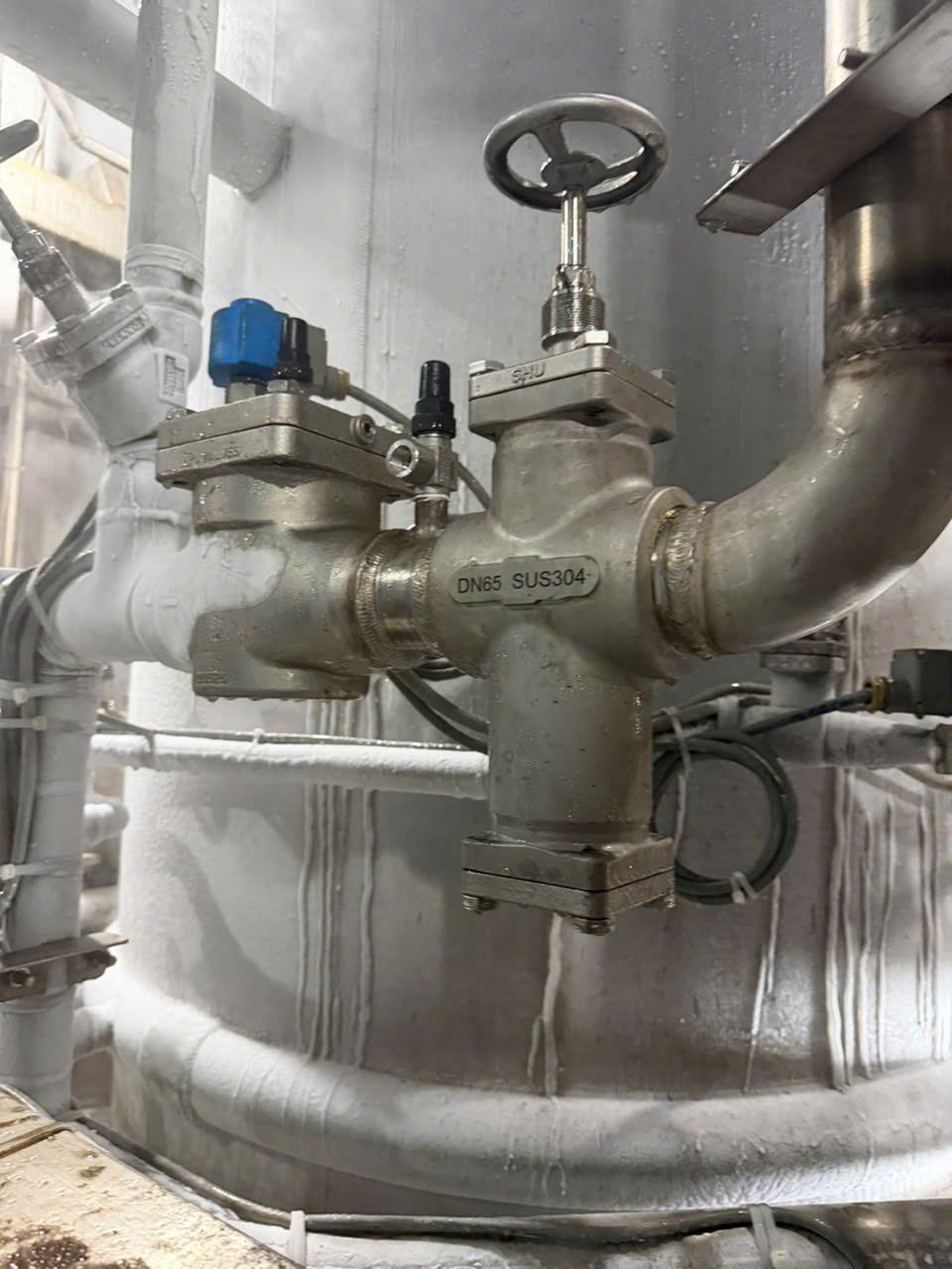 Van HP Valves DN65 SUS304 lắp đặt thực tế trên bình chứa
